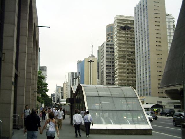 A Avenida Paulista, em São Paulo, com seus prédios e movimento