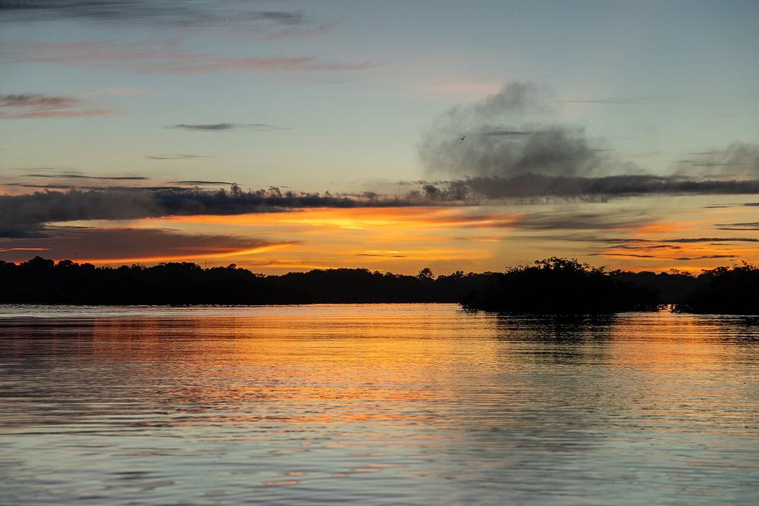 O pôr do sol na floresta amazônica