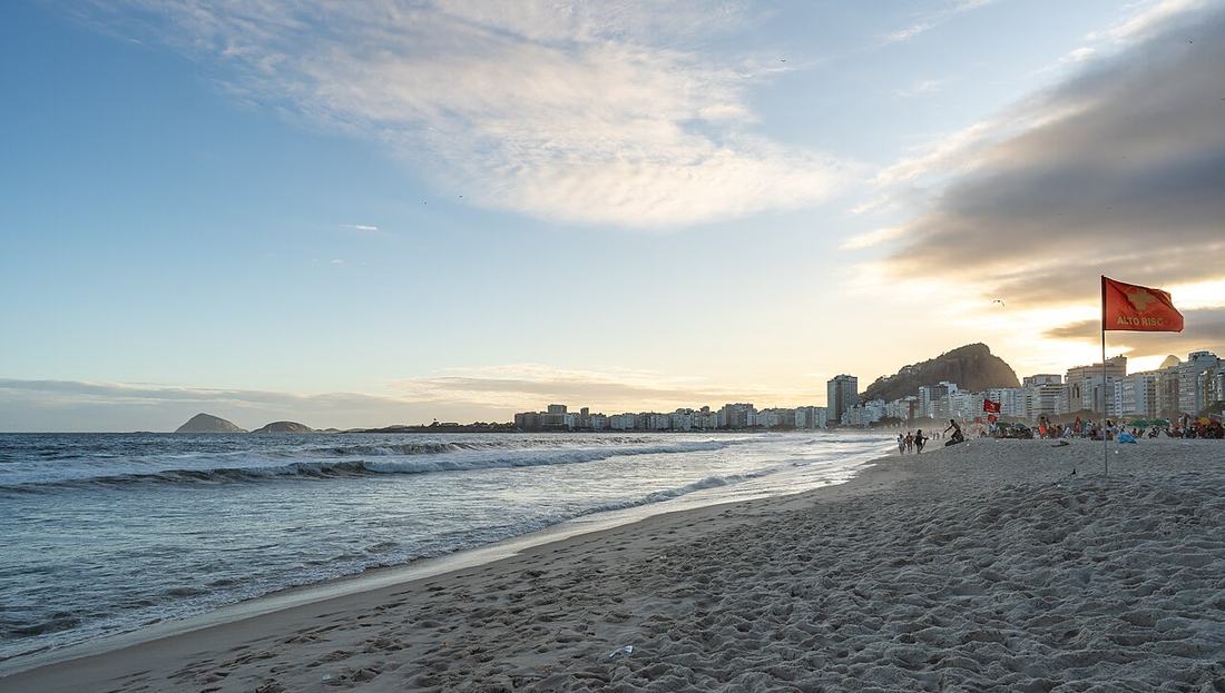 A praia de Copacabana, no Rio de Janeiro, ao pôr do sol