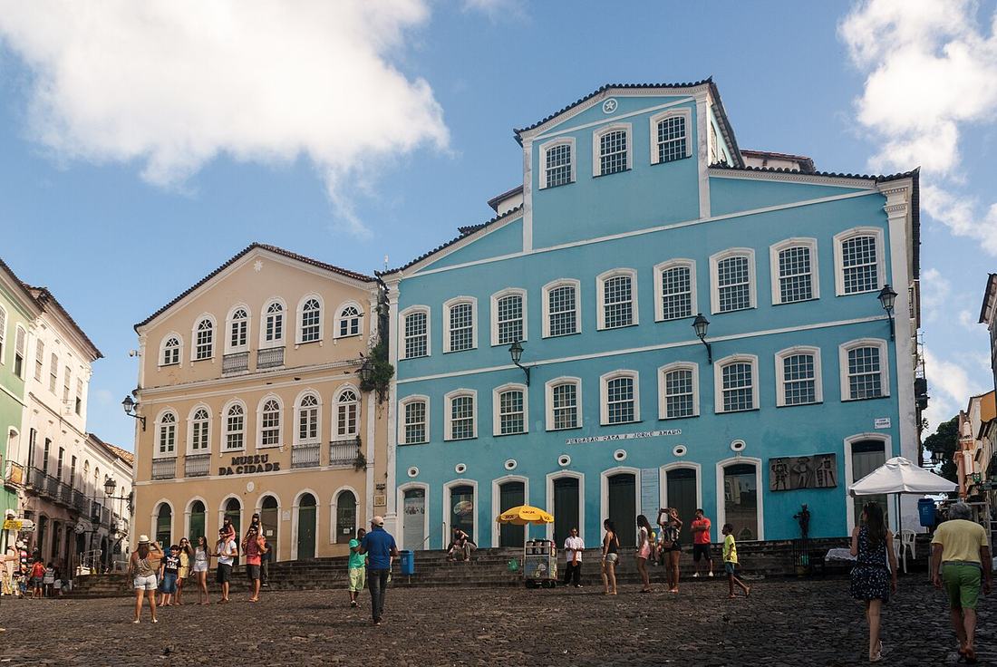 O Largo do Pelourinho, em Salvador, com casarões coloridos