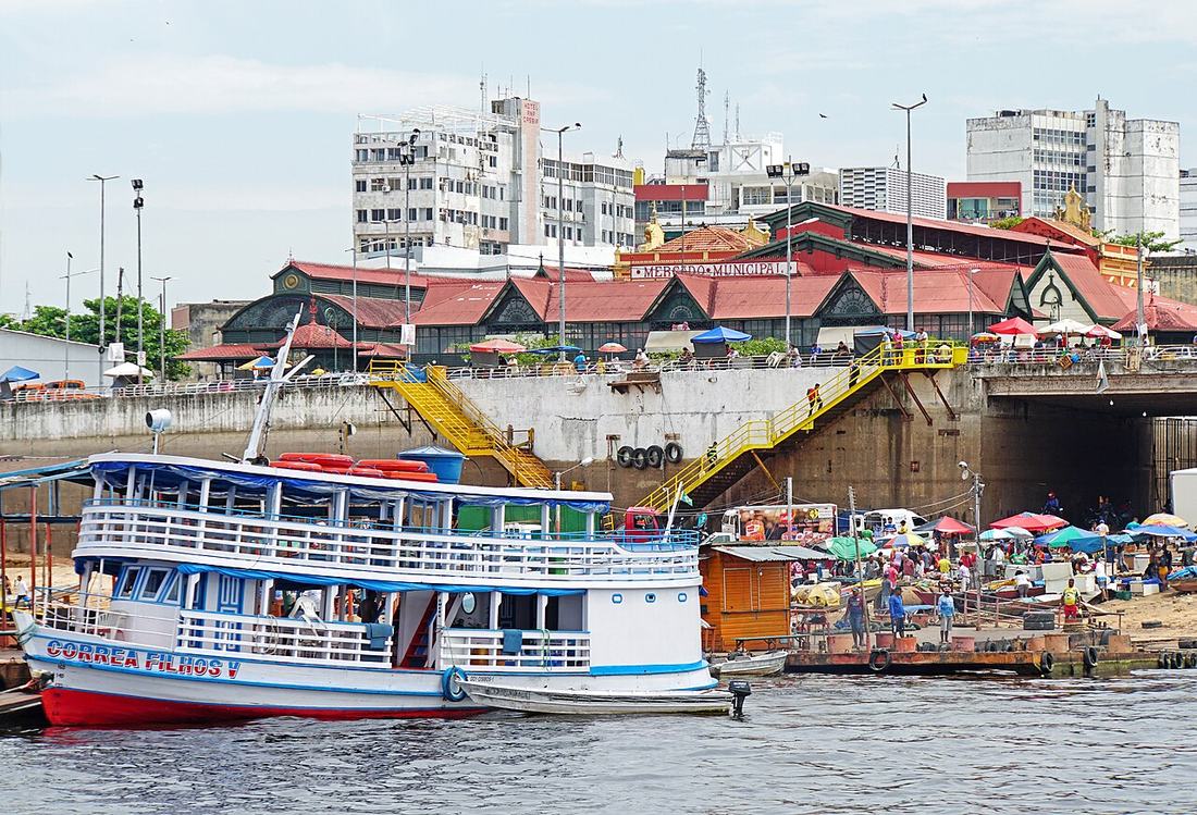 O Mercado de Manaus visto do rio