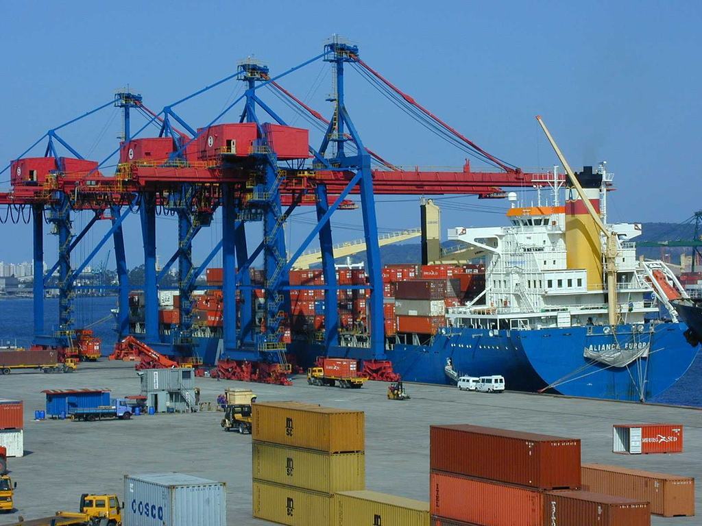 O Porto de Santos, com contêineres