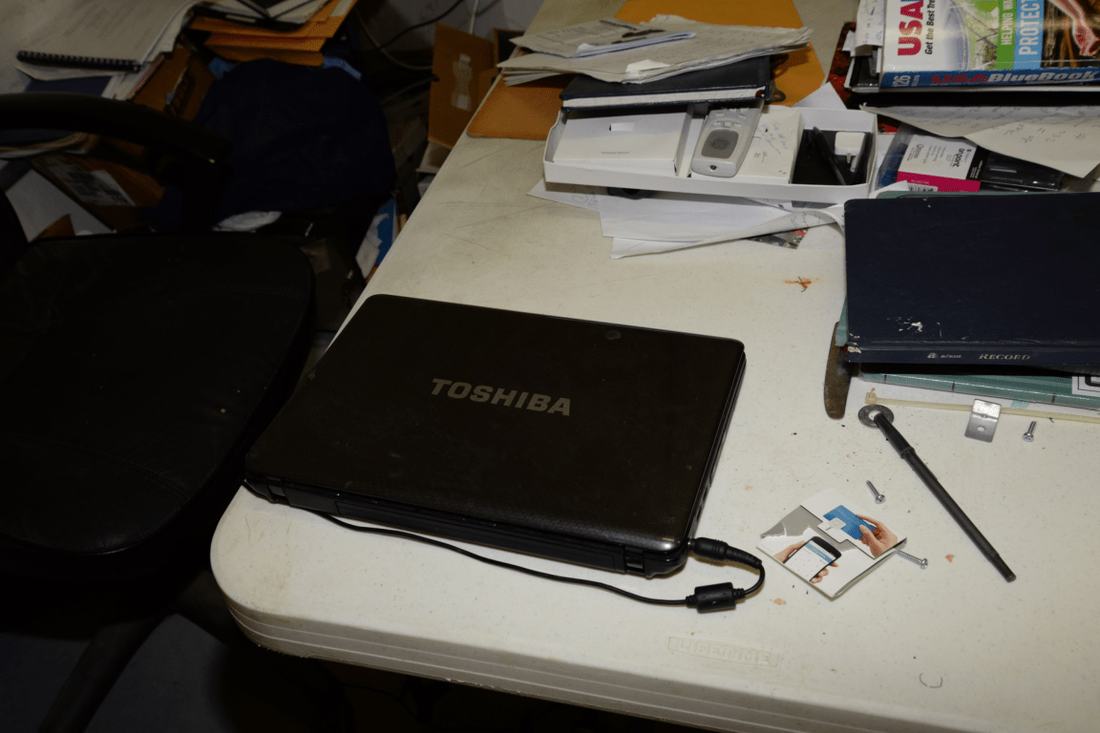 Uma mesa de escritório com computador portátil e papéis
